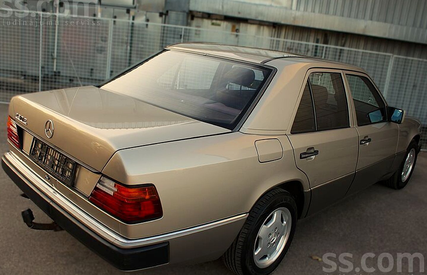 Mercedes-Benz E230 — foto 6