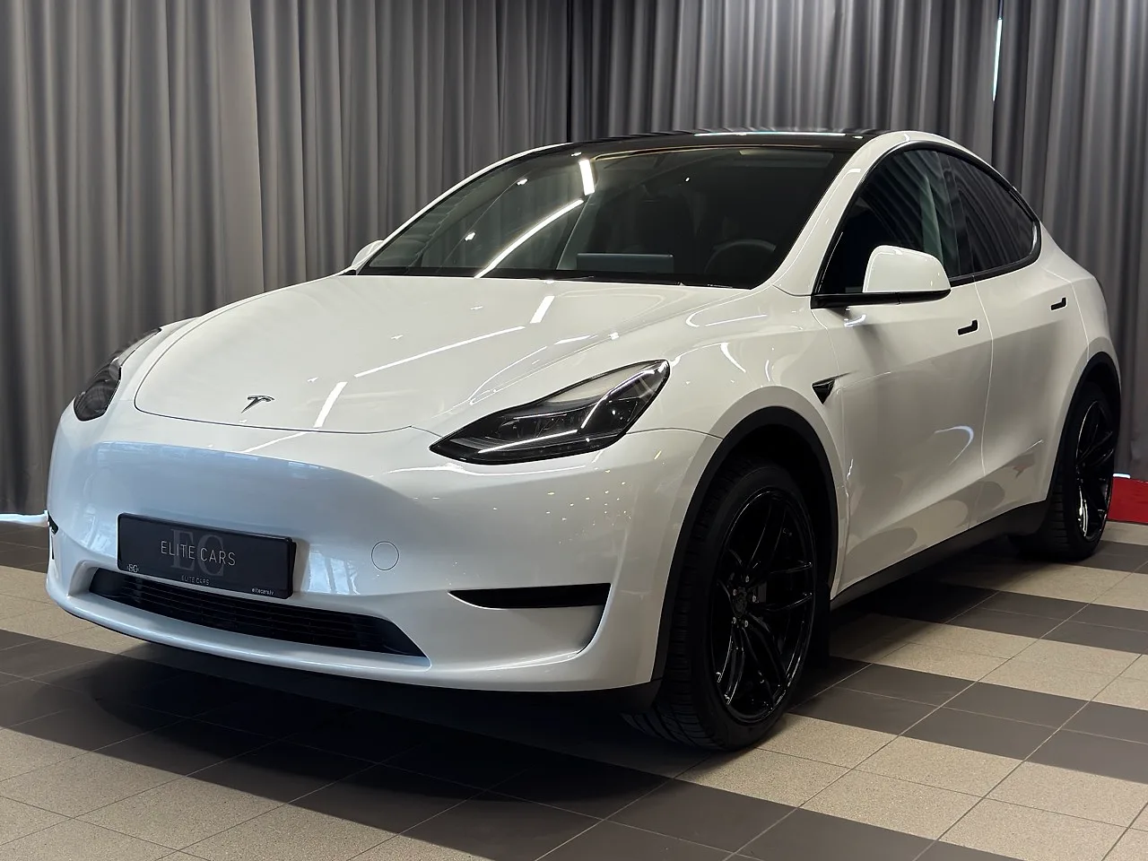 Tesla Model Y, 2023. gads