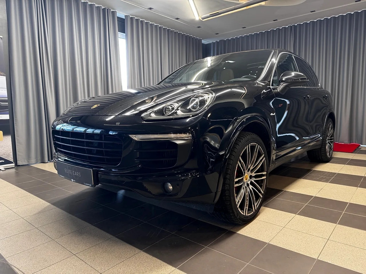 Porsche Cayenne, 2015. gads