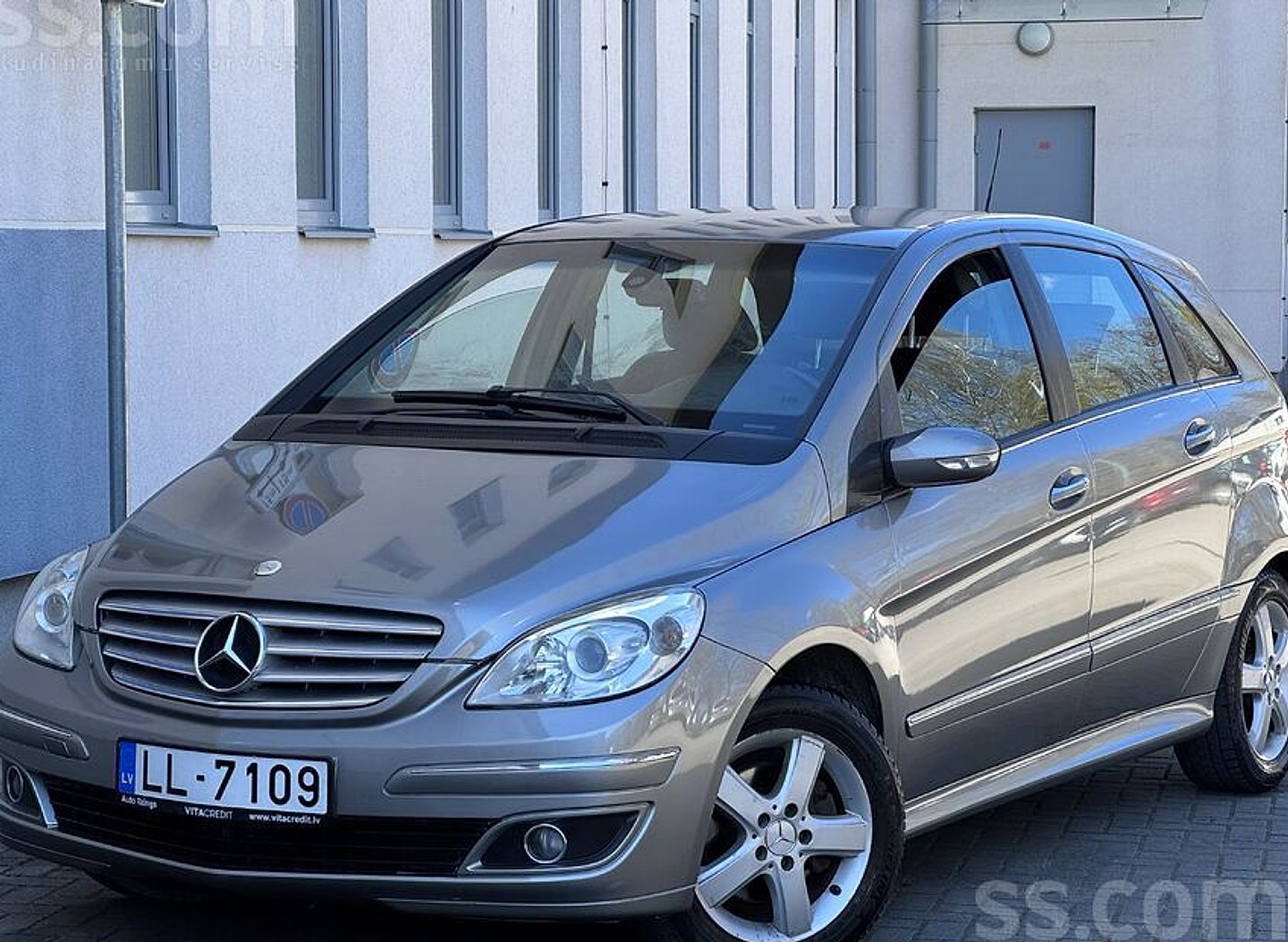 Mercedes-Benz B180 — foto 2