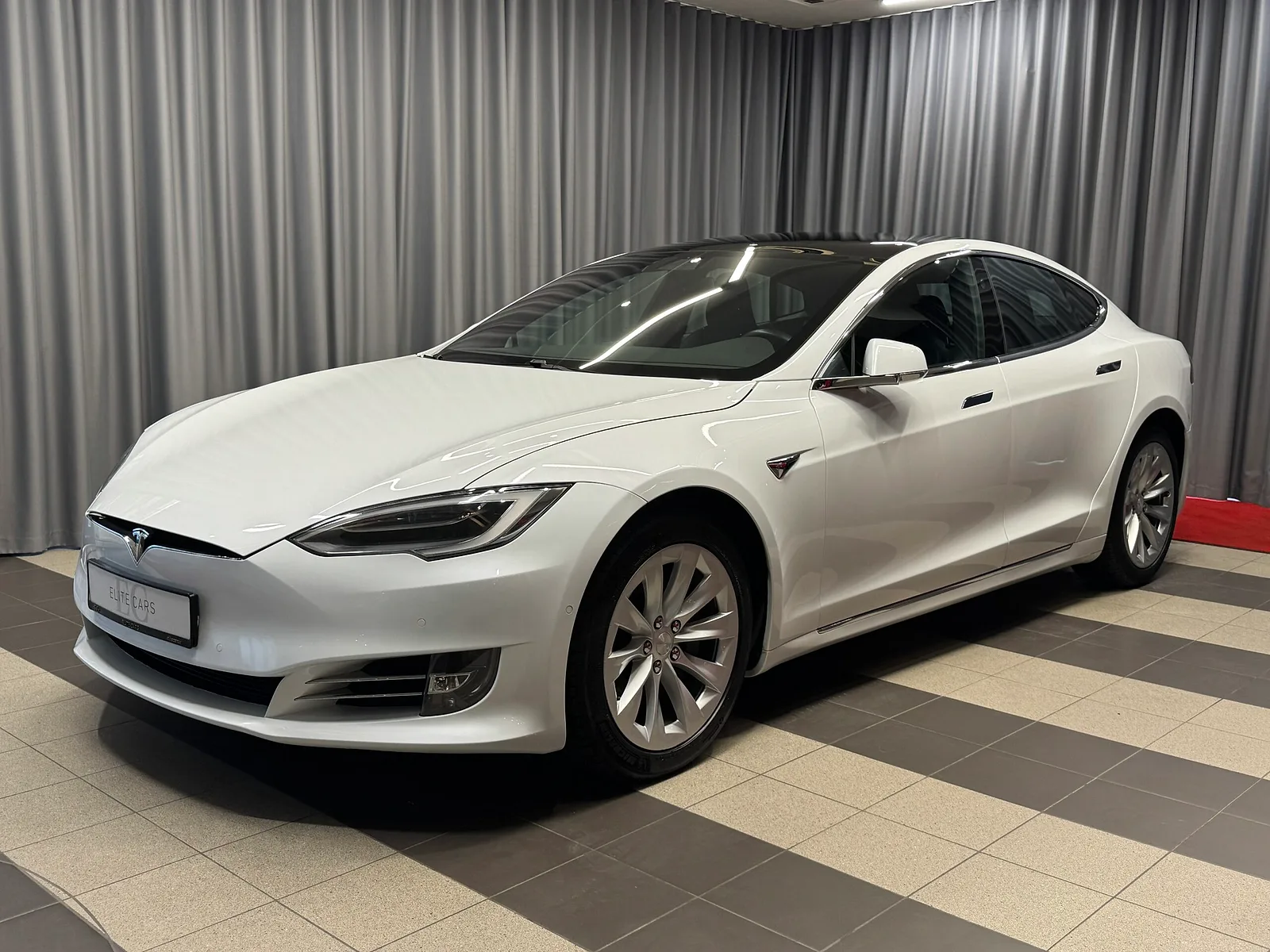 Tesla Model S, 2018. gads