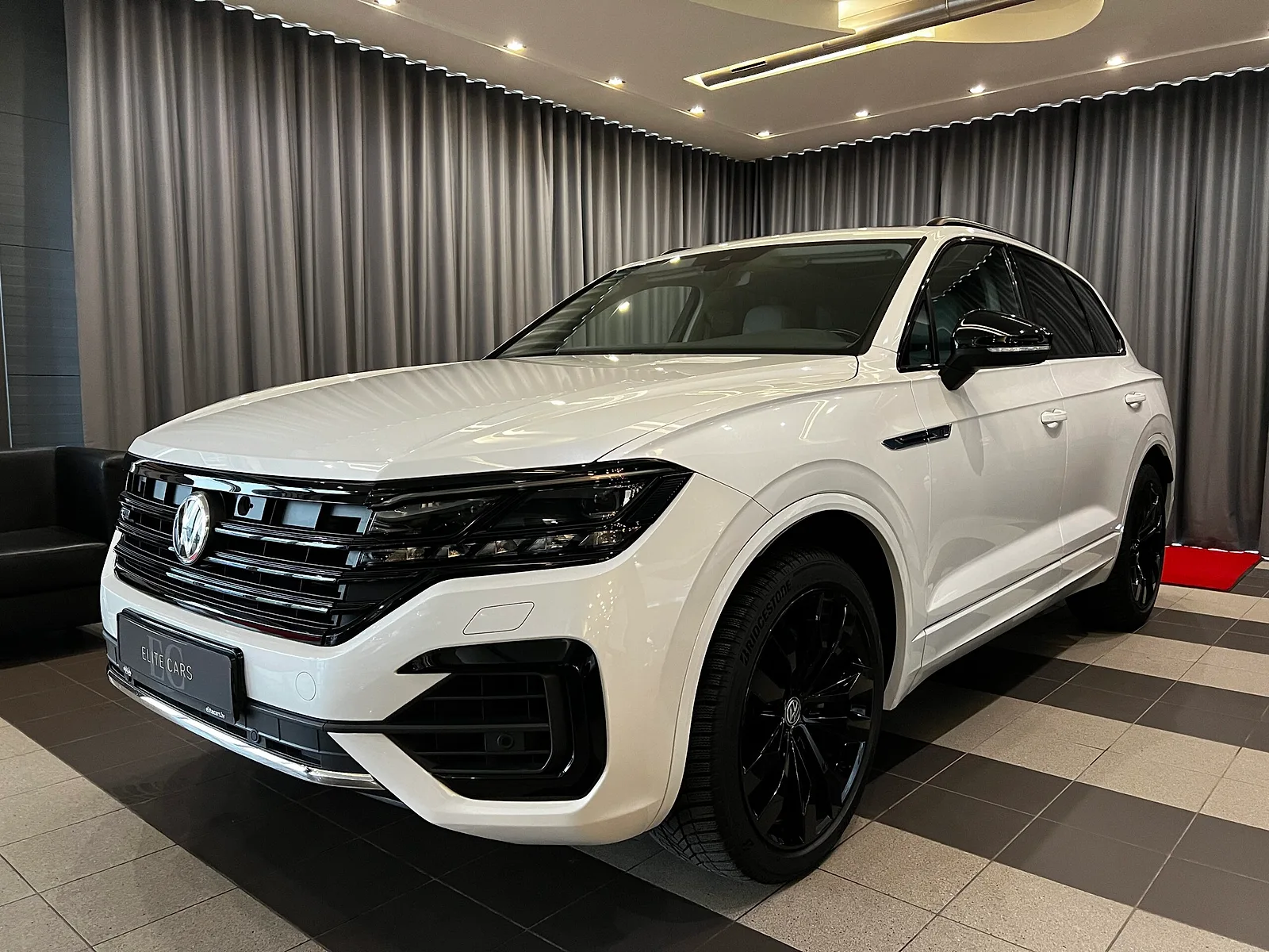 Volkswagen Touareg R Line, 2018. gads