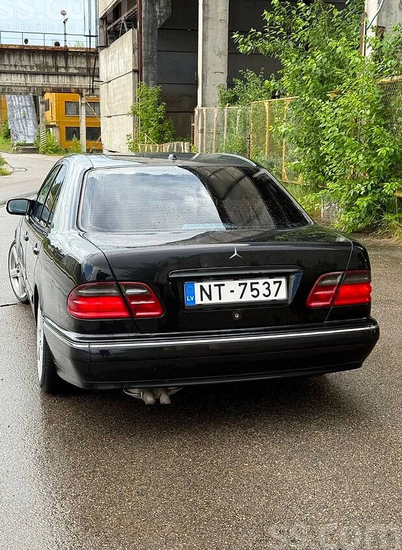 Mercedes-Benz E320 — foto 3