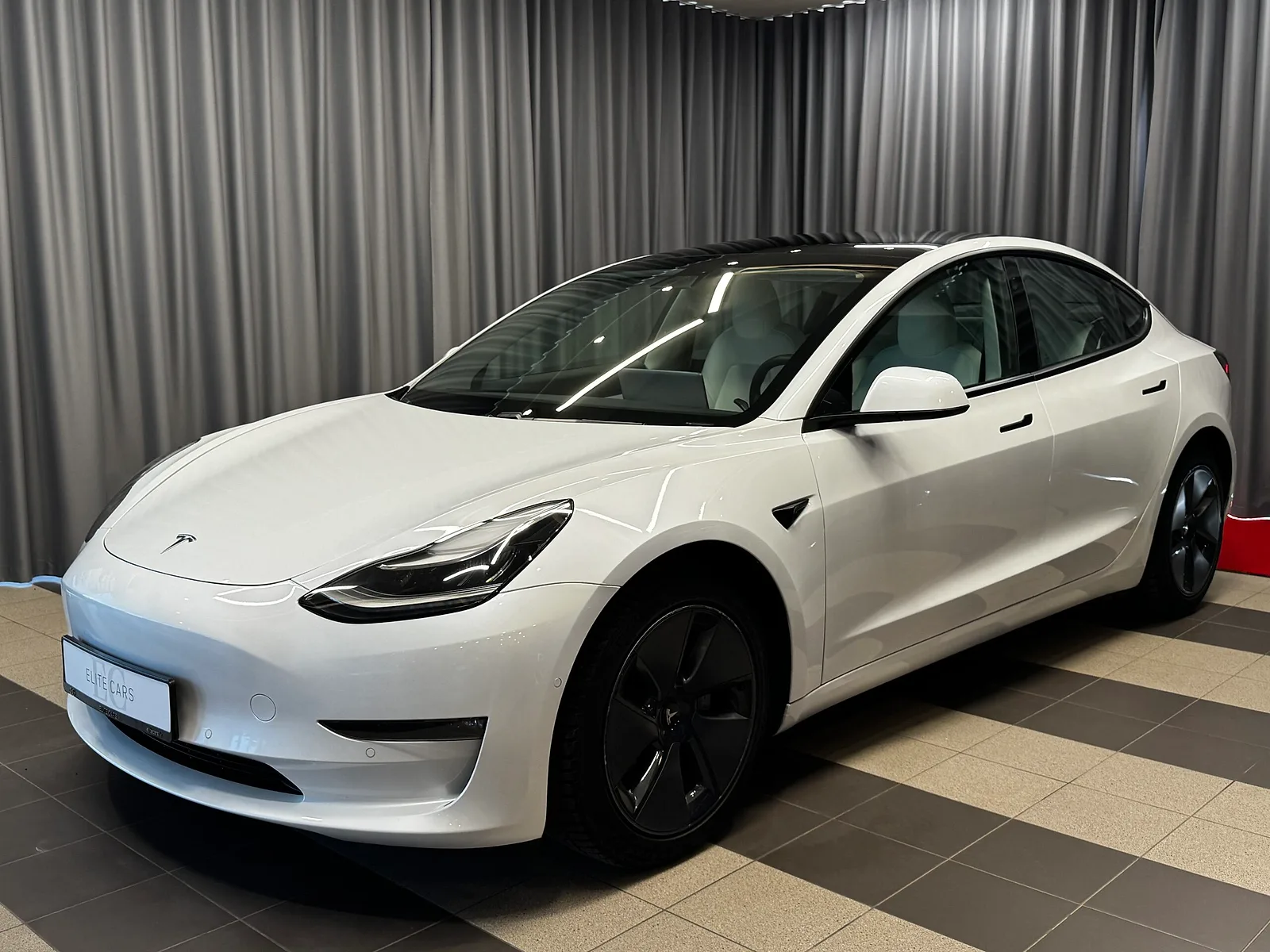 Tesla Model 3, 2020. gads