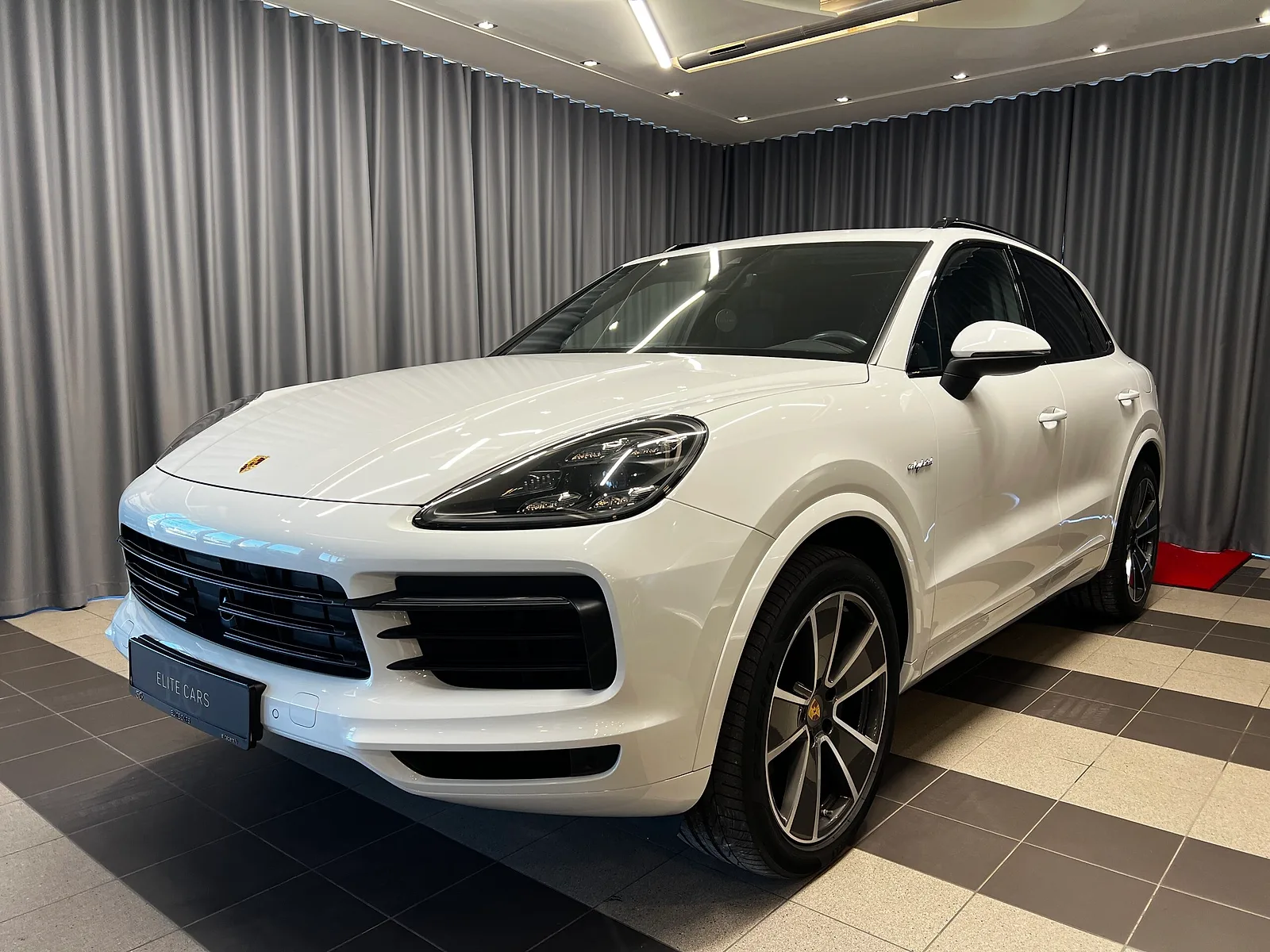 Porsche Cayenne Hybrid, 2019. gads