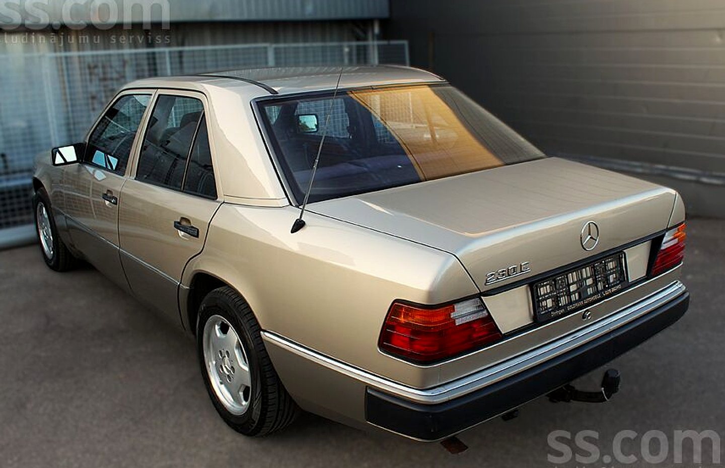 Mercedes-Benz E230 — foto 4