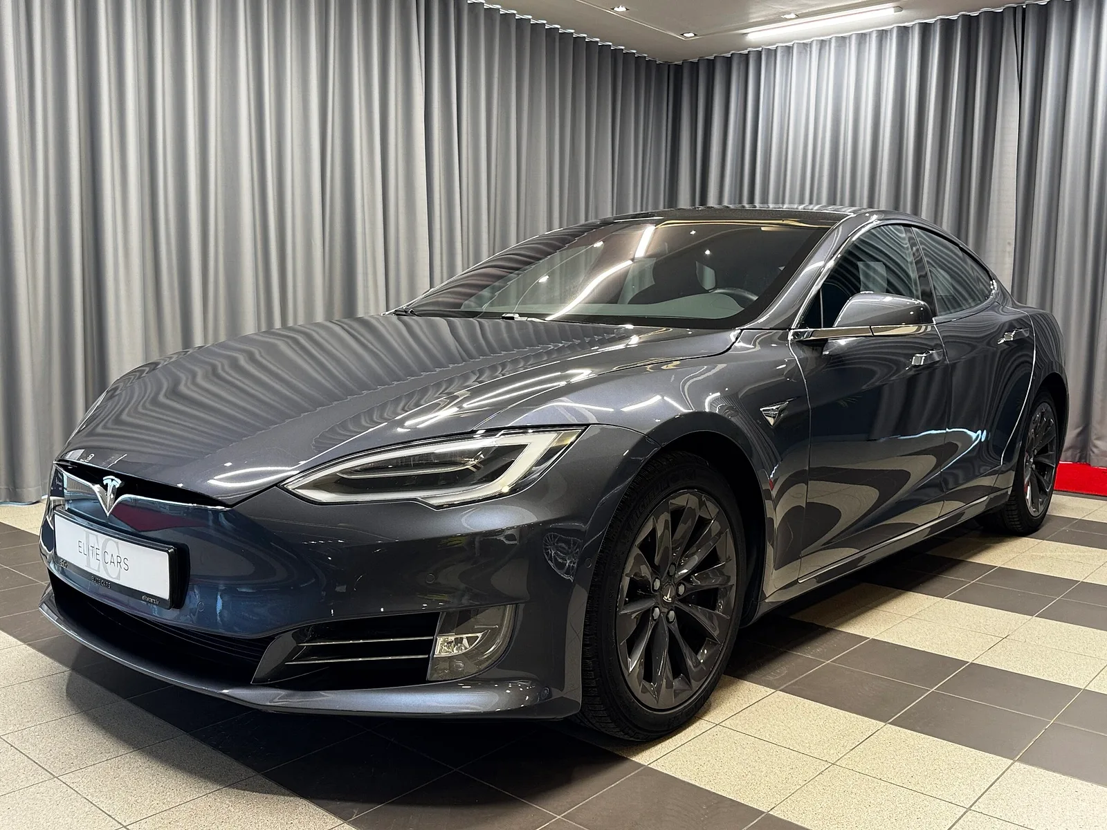 Tesla Model S, 2018. gads