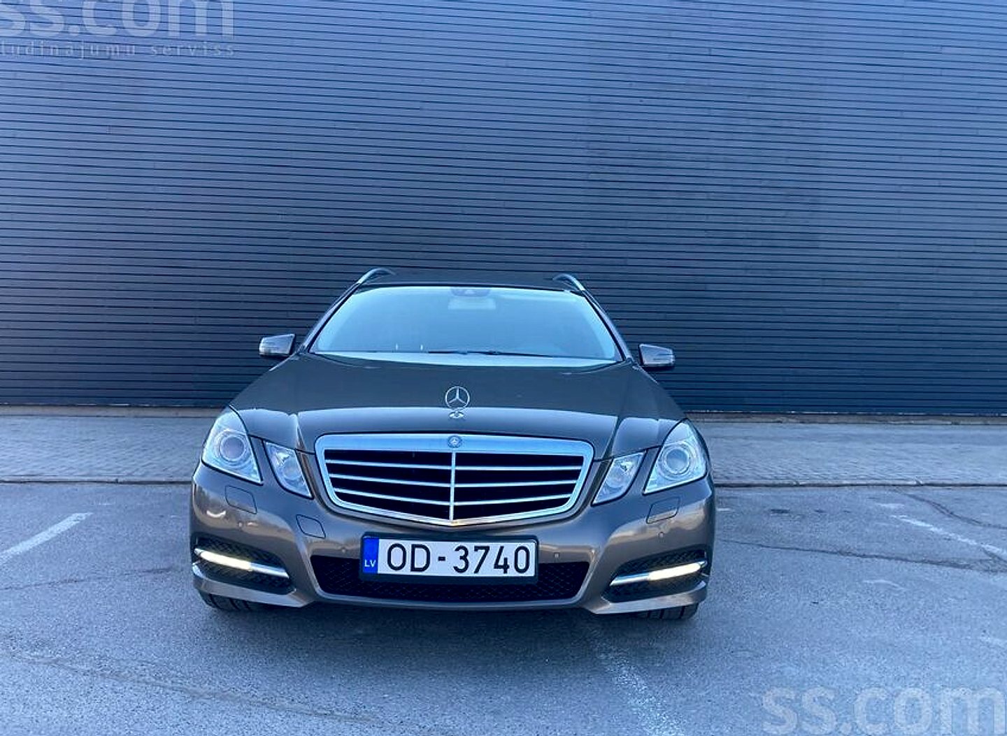 Mercedes-Benz E200 — foto 2