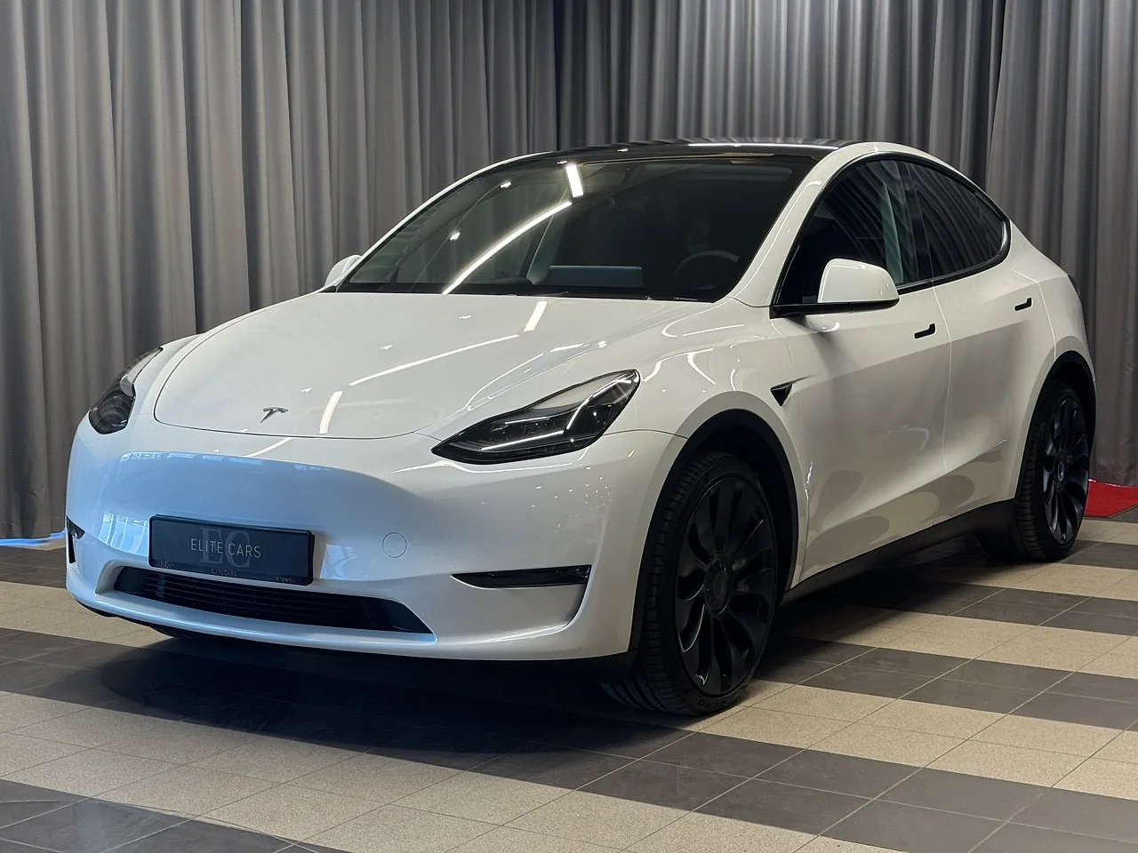 Tesla Model Y, 2022. gads