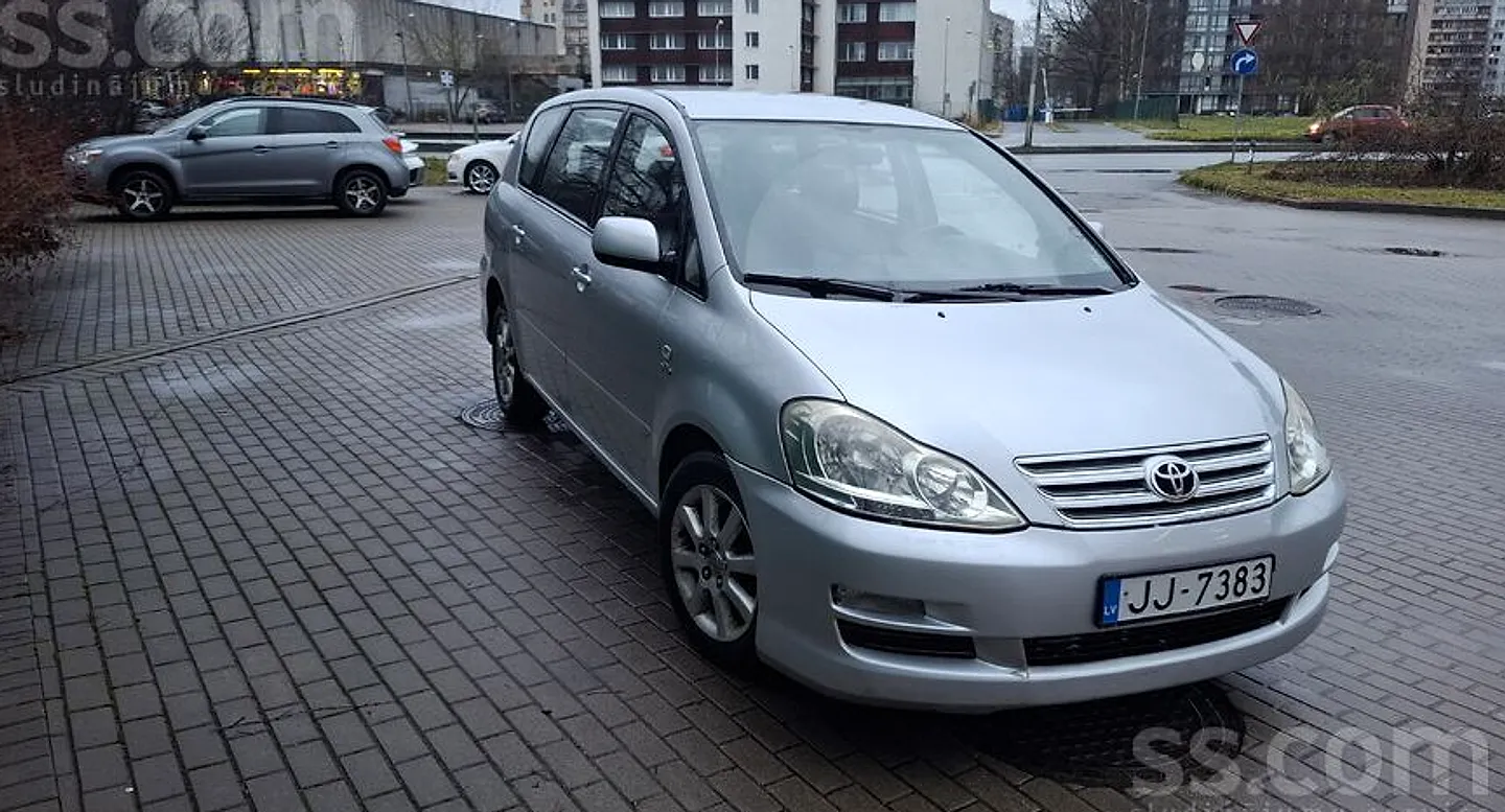 Toyota Avensis Verso, 2004. gads