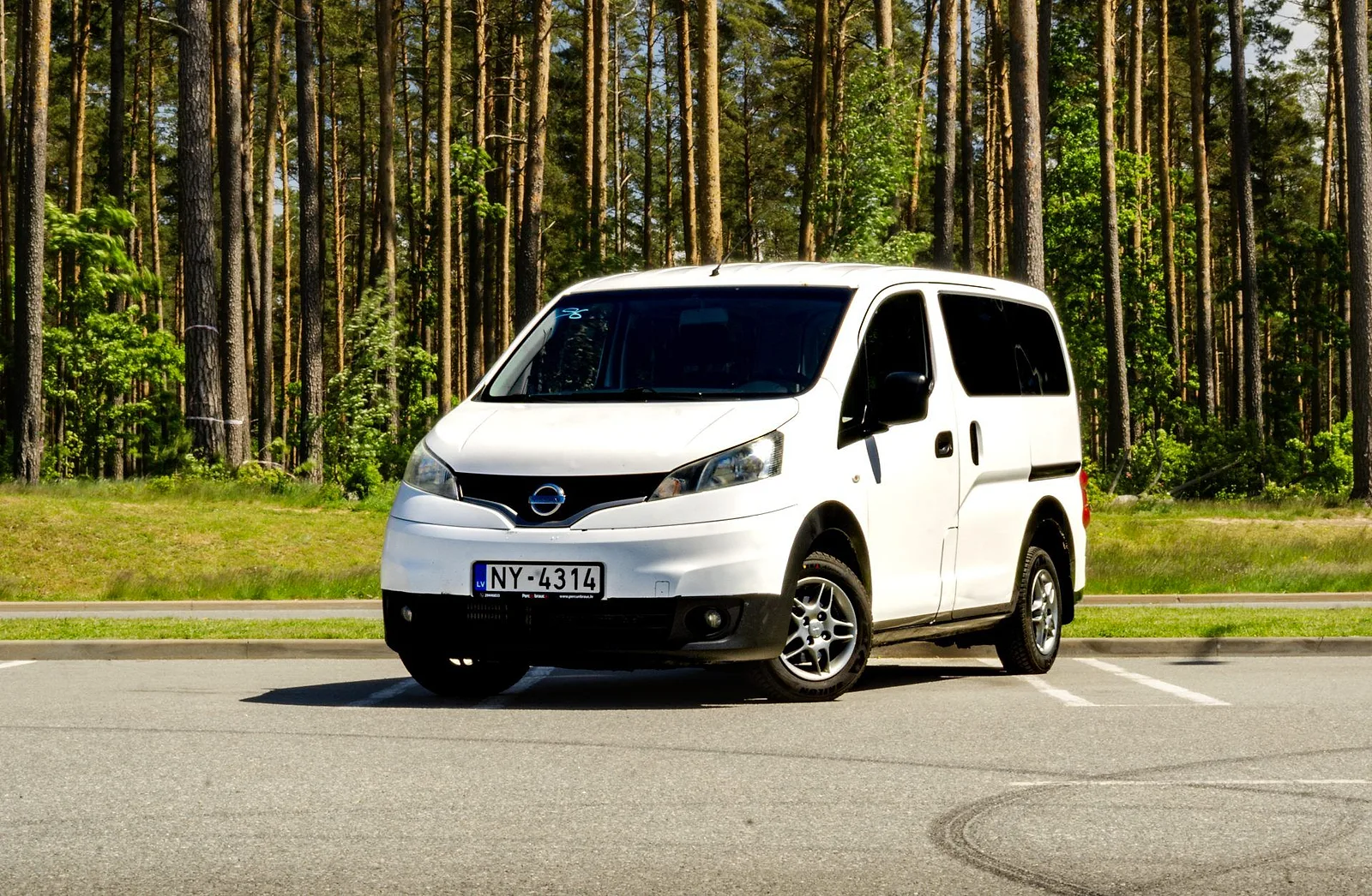 Nissan NV200 4 VIETAS + KRAVAS NODALĪJUMS, 2015. gads
