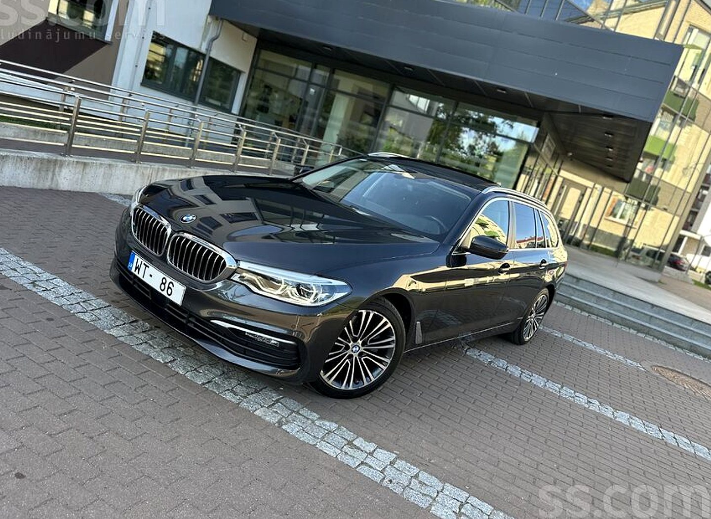 BMW 520 — foto 2