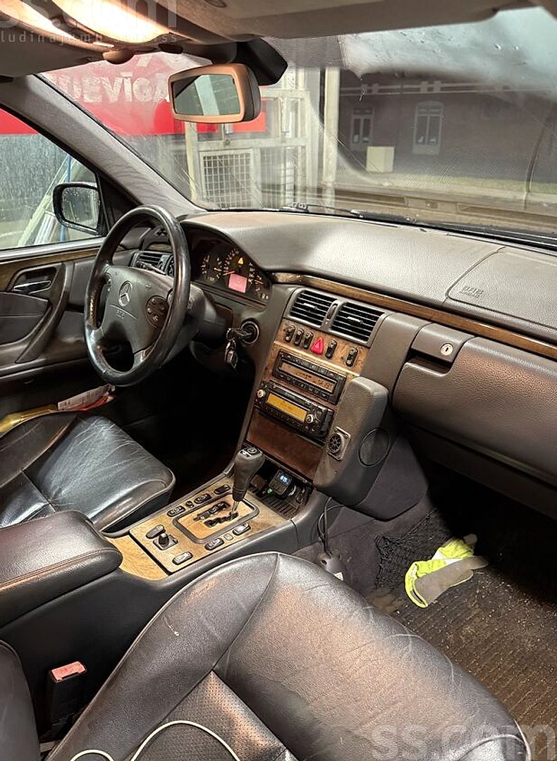 Mercedes-Benz E320 — foto 4