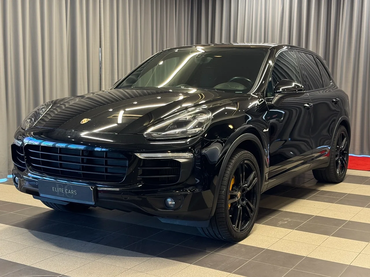 Porsche Cayenne, 2016. gads