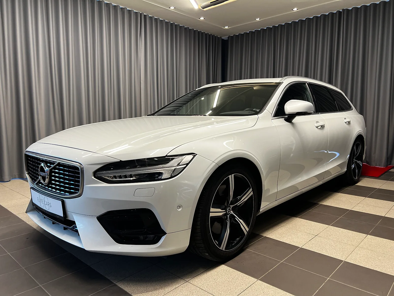 Volvo V90 D5, 2017. gads