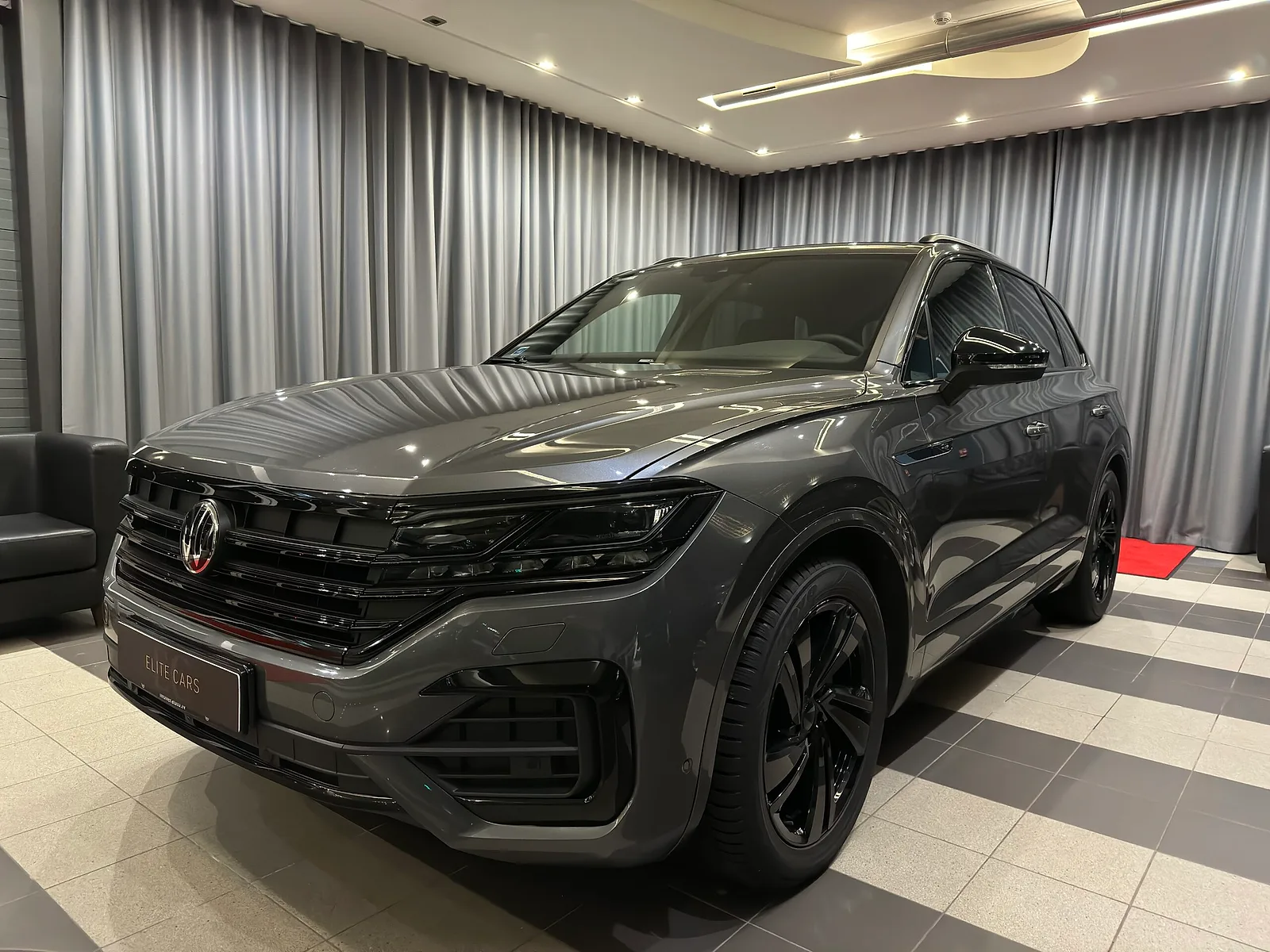 Volkswagen Touareg R Line, 2023. gads