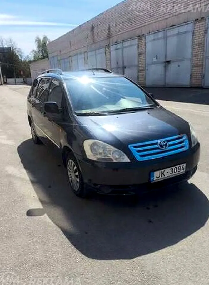 Toyota Avensis Verso, 2002. gads