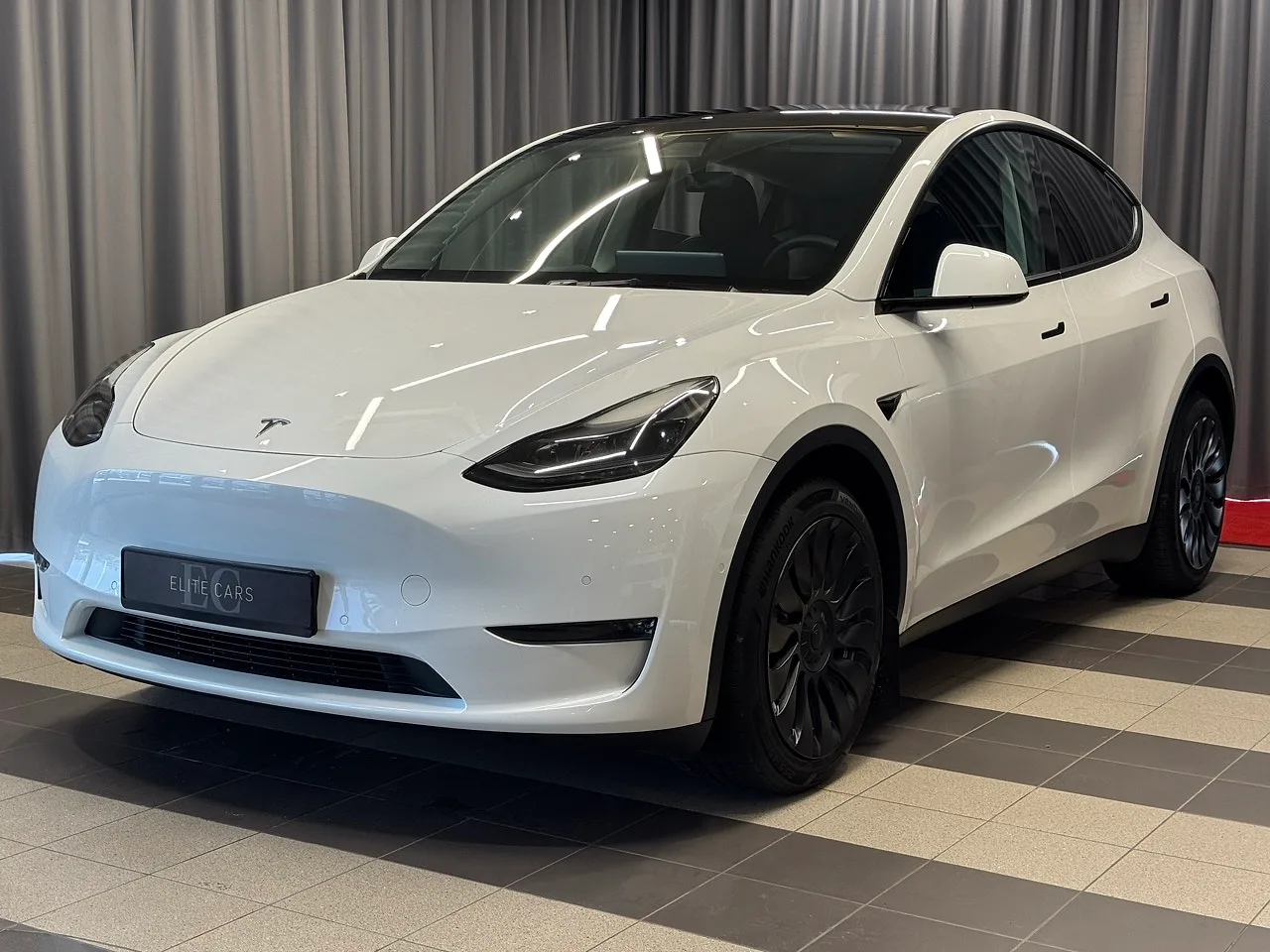 Tesla Model Y, 2022. gads