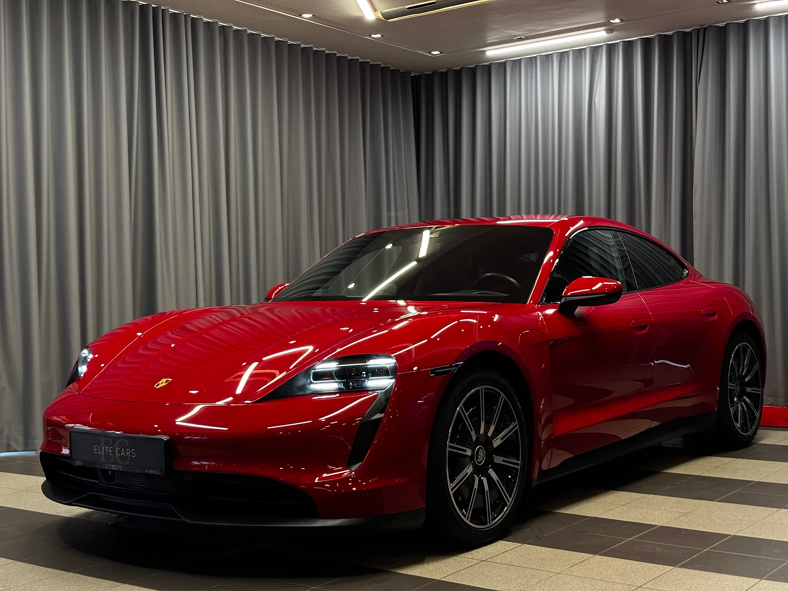 Porsche Taycan, 2020. gads