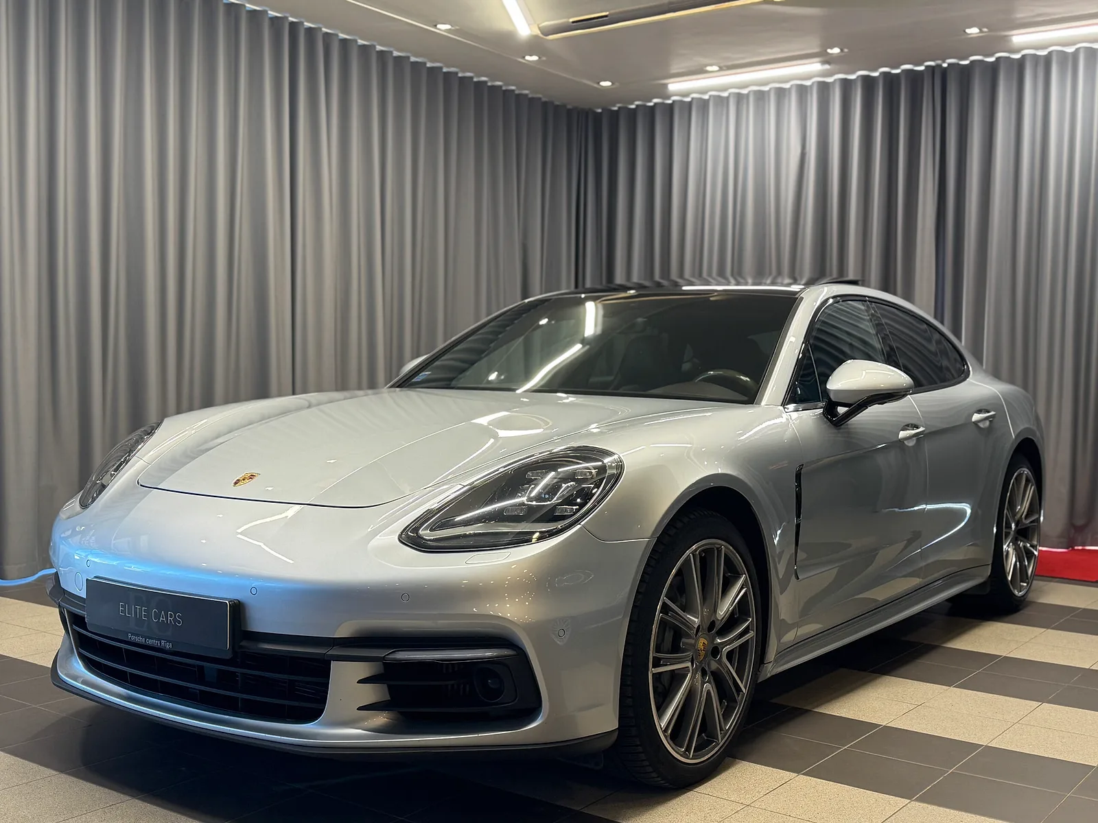 Porsche Panamera, 2017. gads