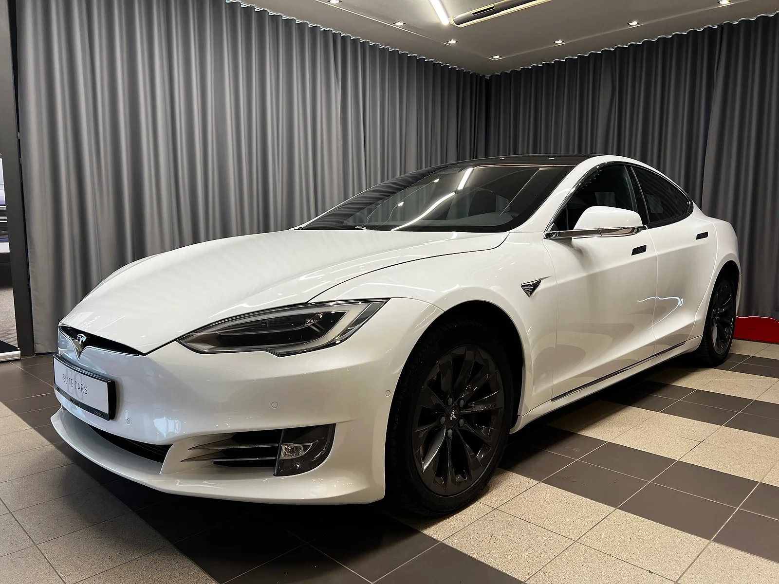 Tesla Model S, 2018. gads