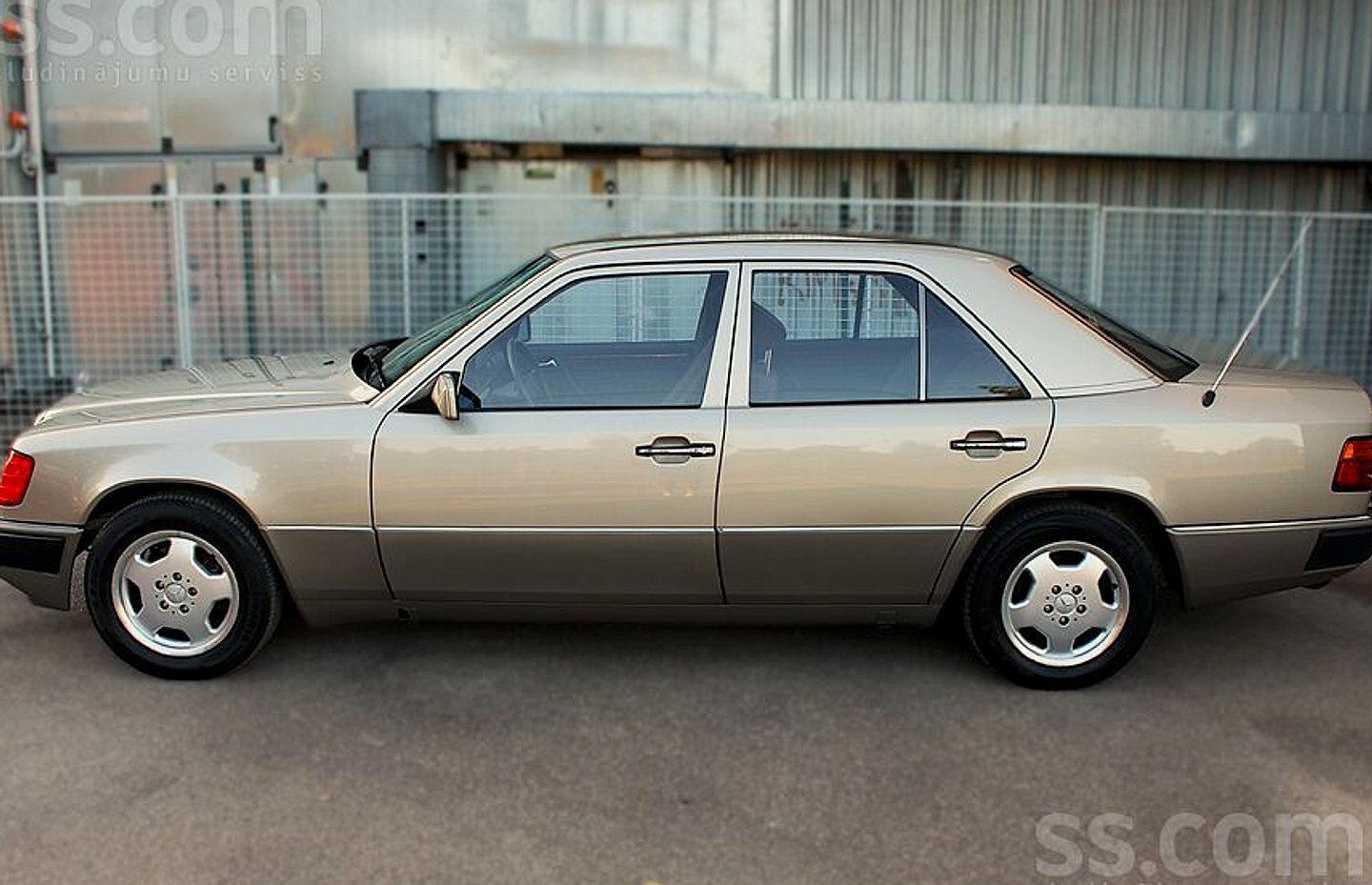 Mercedes-Benz E230 — foto 3