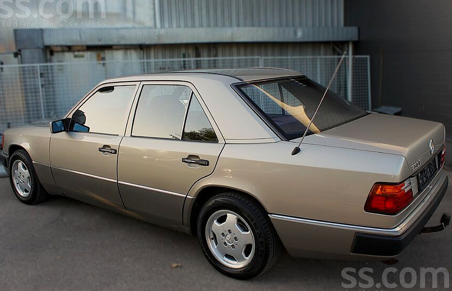 Mercedes-Benz E230 — foto 2