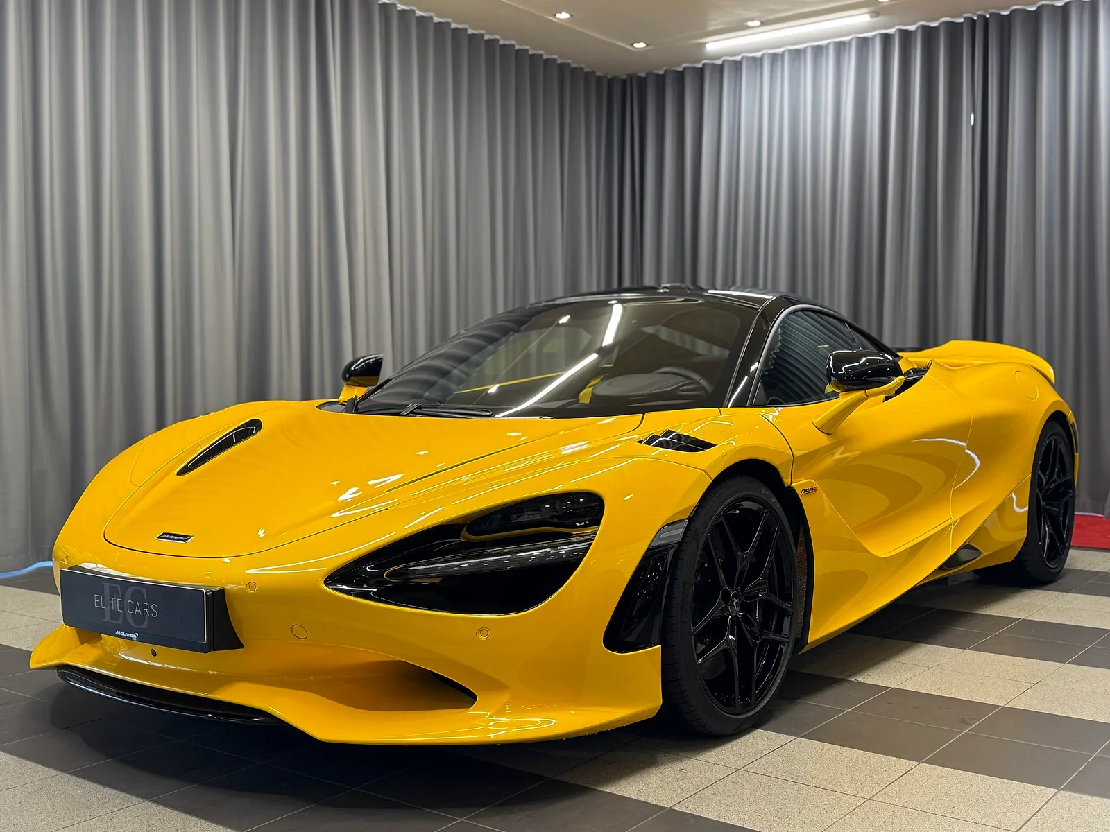 McLaren 750s Coupe, 2025. gads